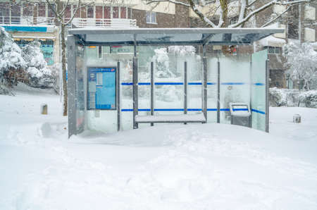MADRID, SPAIN â JANUARY 9, 2021: Bus stop seen during Storm âFilomenaâ, the heaviest snowfall in 50 years in Madrid, Spainのeditorial素材