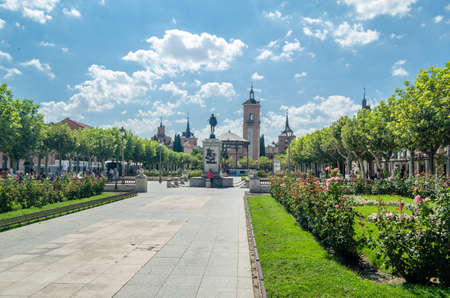 ALCALA DE HENARES, SPAIN - SEPTEMBER 4, 2021: Urban scene, streets in Alcala de Henares, Madrid province, Spainのeditorial素材