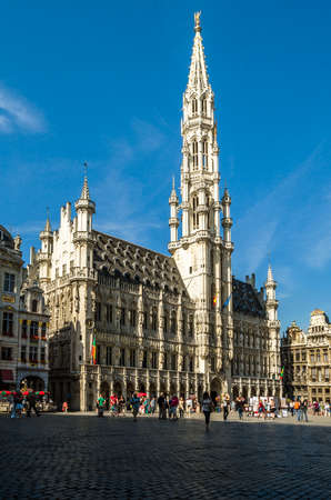 BRUSSELS, BELGIUM - AUGUST 21, 2013: People visiting the famous Grand Place of Brussels, Belgiumのeditorial素材