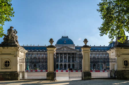 BRUSSELS, BELGIUM - AUGUST 21, 2013: People in the front of  the Royal Palace of Brussels, Belgiumのeditorial素材