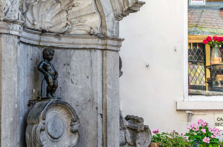 BRUSSELS, BELGIUM - AUGUST 21, 2013: The famous Manneken Pis statue, the symbol of Brussels, Belgiumのeditorial素材