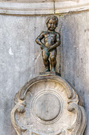 BRUSSELS, BELGIUM - AUGUST 21, 2013: The famous Manneken Pis statue, the symbol of Brussels, Belgiumのeditorial素材