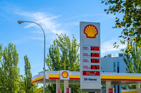 MADRID, SPAIN - SEPTEMBER 26, 2021: View of a Shell gas station in Madrid, Spainのeditorial素材
