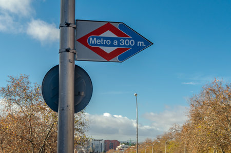MADRID, SPAIN - DECEMBER 27, 2021: Sign indicating the distance and direction to the nearest metro station in Madrid, Spainのeditorial素材