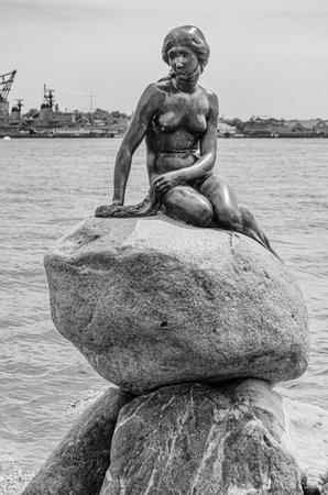 COPENHAGEN, DENMARK - JULY 8, 2014: The Little Mermaid, bronze statue by Edvard Eriksen, displayed on a rock by the waterside, is a Copenhagen icon and has been a major tourist attraction since its unveiling in 1913のeditorial素材