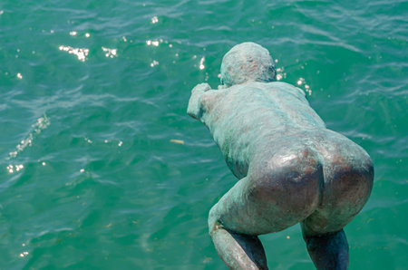 SANTANDER, SPAIN - MAY 4, 2014: Sculpture "Monument to the raqueros" (beachcombers), work of Jose Cobo Calderon, made in 1999, located in the Bay of Santander, Spain. They represent children, typical Santander characters who used to jump into the sea in sのeditorial素材