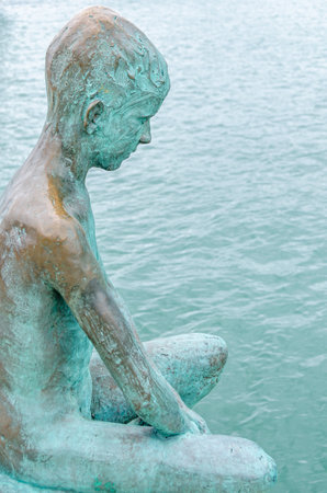 SANTANDER, SPAIN - MAY 1, 2014: Sculpture "Monument to the raqueros" (beachcombers), work of Jose Cobo Calderon, made in 1999, located in the Bay of Santander, Spain. They represent children, typical Santander characters who used to jump into the sea in sのeditorial素材
