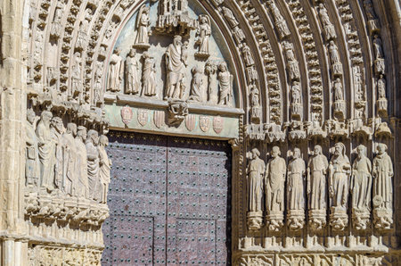 Detail of the main portal of the Gothic cathedral of Huesca, Spain. It features a large arch decorated with figures of martyrs, virgins, angels and prophets. It was built between 1302 and 1307の写真素材