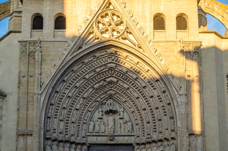 Detail of the main portal of the Gothic cathedral of Huesca, Spain. It features a large arch decorated with figures of martyrs, virgins, angels and prophets. It was built between 1302 and 1307の写真素材