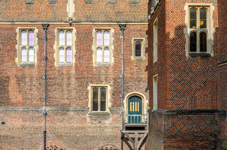 MOLESEY, UNITED KINGDOM - OCTUBRE 9, 2014: Facade of Hampton Court Palace, a royal palace in the London Borough of Richmond upon Thames, managed by Historic Royal Palacesのeditorial素材