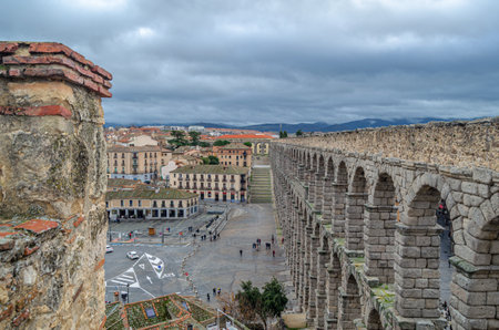 SEGOVIA, SPAIN - DECEMBER 22, 2019: Tourists visiting the famous Roman aqueduct, landmark of Segovia, Castile and Leon, Spainのeditorial素材