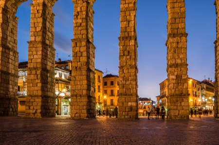 SEGOVIA, SPAIN - DECEMBER 21, 2019: View at dusk of the famous Roman aqueduct, landmark of Segovia, Castile and Leon, Spainのeditorial素材