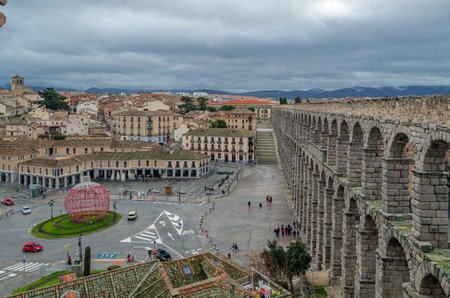 SEGOVIA, SPAIN - DECEMBER 22, 2019: Tourists visiting the famous Roman aqueduct, landmark of Segovia, Castile and Leon, Spainのeditorial素材