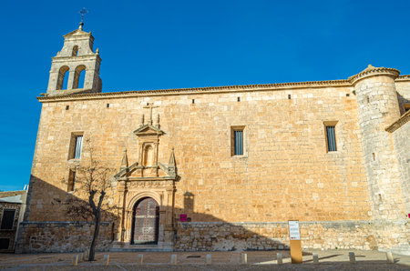 ALARCON, SPAIN - DECEMBER 27, 2019: Exterior view of the Alarcon Mural Painting Art Center (Mural Paintings by Jesus Mateo), in the village of Alarcon, Cuenca province, Castilla-La Mancha, Spain. In 1994, in the old and deconsecrated Church of Alarcon, Jeのeditorial素材