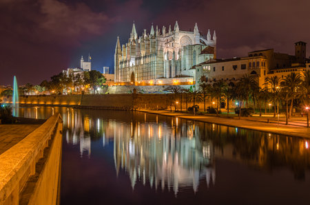 Night view of the Cathedral of Santa Maria of Palma (known as La Seu), a Levantine Gothic-style Roman Catholic cathedral located in Palma, Mallorca, Balearic Islands, Spainの写真素材
