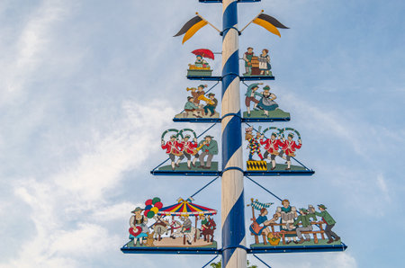 MUNCHEN, GERMANY - JULY 4, 2015: Pole in commemoration of the promulgation of the Purity Law by Duke Albrecht IV on November 30, 1487 located in Viktualienmarkt, a food market near Marienplatz in Munich, Germany. The Munchner Reinheitsgebot (Munich Purityのeditorial素材