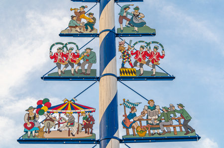 MUNCHEN, GERMANY - JULY 4, 2015: Pole in commemoration of the promulgation of the Purity Law by Duke Albrecht IV on November 30, 1487 located in Viktualienmarkt, a food market near Marienplatz in Munich, Germany. The Munchner Reinheitsgebot (Munich Purityのeditorial素材