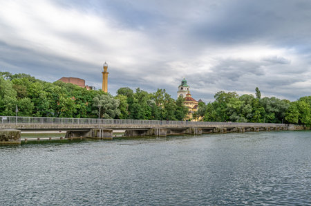 MUNCHEN, GERMANY - JULY 25, 2015: People strolling on the banks of the Isar River in Munich, Germanyのeditorial素材
