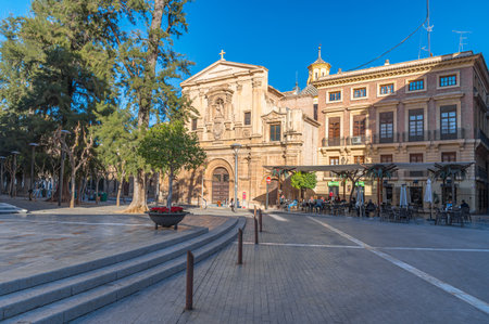 MURCIA, SPAIN - JANUARY 17, 2023: Square in the old town of Murcia, Spain, with restaurants and terracesのeditorial素材