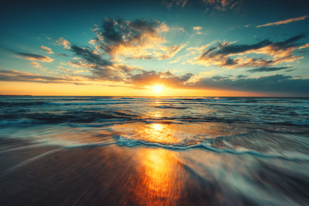 Beautiful cloudscape over the sea, sunrise shot
の写真素材