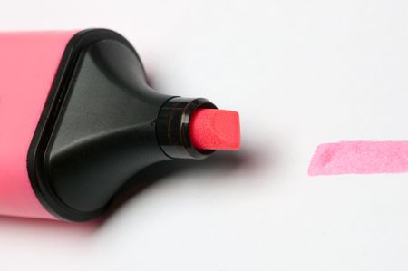 A pink highlighter pen draws onto paper
の写真素材