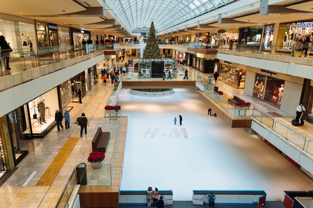 HOUSTON, TEXAS - DECEMBER 2015: Houstonians on ice skating ring at Christmas time with Christmas tree in Galleria shopping mall on December, 2015 in Houston, Texas.のeditorial素材