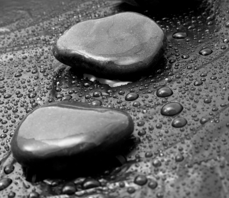 stone in drops of water on a black backgroundの写真素材