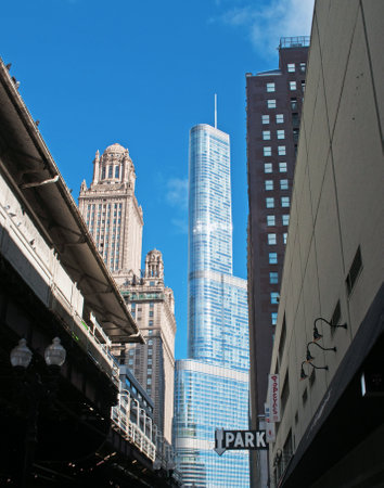 Wrigley building and Trump Tower, Michigan Avenue, Near North Side, park sign, Chicagoのeditorial素材