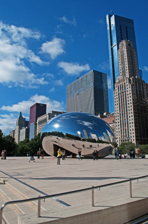 Cloud Gate sculpture, the Bean at Millennium Park, Loop community area, skyline, skyscrapers, tourists, reflections, Chicagoのeditorial素材