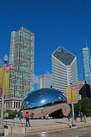 Cloud Gate sculpture, the Bean at Millennium Park, Loop community area, skyline, skyscrapers, tourists, reflections, Chicagoのeditorial素材