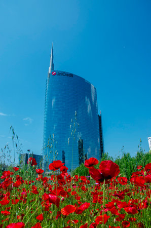 Unicredit Tower seen from the Biblioteca degli Alberi (BAM), park located between Piazza Gae Aulenti and the Isola district. 05-09-2022. Flowering fields. Milan. Italyのeditorial素材