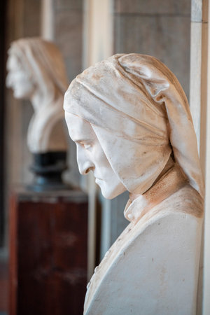Bust of Dante Alighieri (1265-1321). Plaster bust on wooden base. Courtyard of the Pinacoteca Ambrosiana. Milan, Italy. 07-09-2023.のeditorial素材