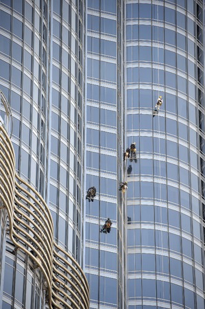 Dubai, United Arab Emirates-February 7, 2014; Group of workers cleaning windows of the Burj Khalifa in Dubai  February 7, 2014 Dubaiのeditorial素材