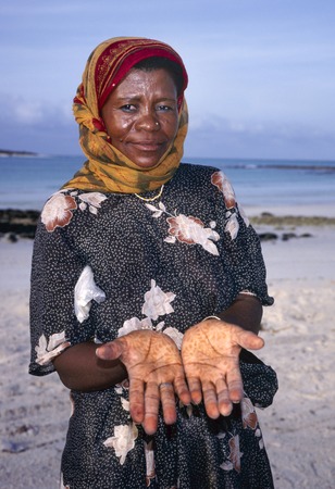 Al Mukalla,Yemen-February 5, 2011; Lady with henna hands at the beach. Februyary 5,2011 Al Mukalla, Yemenのeditorial素材