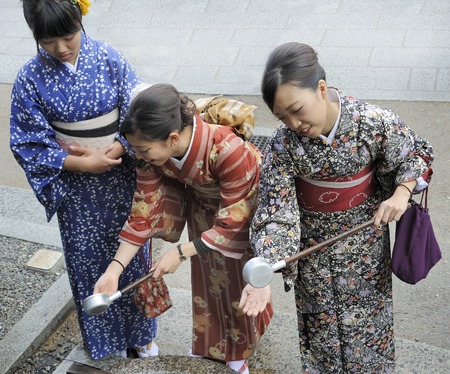 Kyoto,Japan-November 4, 2014; Three geishas cleaning their hands with holy water at a temple.November 4,2014 Kyoto, Japanのeditorial素材