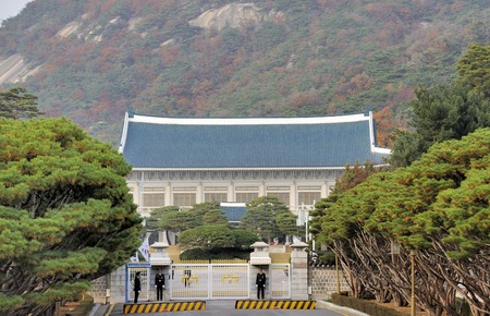 Seoul, South Korea- November 11, 2015: Security officials on duty at the front gate of South Korea presidential office. It is also known as The Blue House due to its blue color roof tiles. November 11, 2015 Seoul, South Korea.のeditorial素材