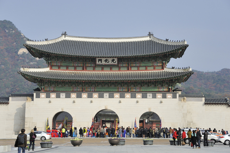 Seoul, South Korea-November 11, 2015; Gyeongbok Palace entry gate with tourists waiting in line and looking at the guards. November 11, 2015 Seoul, South Koreaのeditorial素材