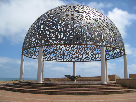 Geraldton, Western Australia - March 2, 2018: Memorial designed to commemorate the loss of all 645 lives HMAS Sydney II in 1941 with a dome that is a cupola of birds that creates shadows through filtered light located at the summit of Mount Scottのeditorial素材