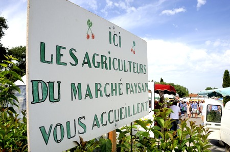 Sign at farmers market in France.The text translated into English is:The farmers of the farmers market bid you welcomeのeditorial素材