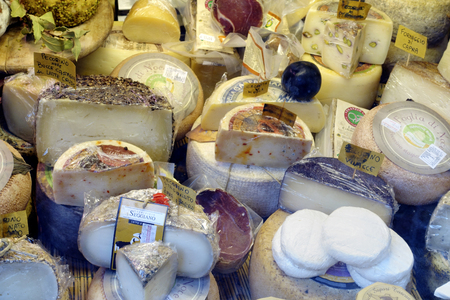 A lot of Italian cheeses at the market. Labeled with their names in Italian languageのeditorial素材