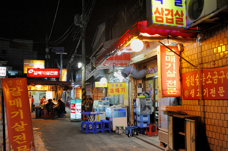 SEOUL,SOUTH KOREA-NOVEMBER 09,2015: Small outdoor restaurant in narrow alleyway in the Haebangchon district.のeditorial素材