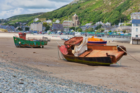 Fishing boats on the beach in Barmouth, Wales, UKの写真素材
