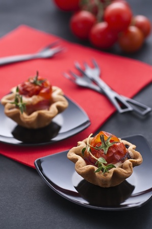 Pizza basket in black plateの写真素材