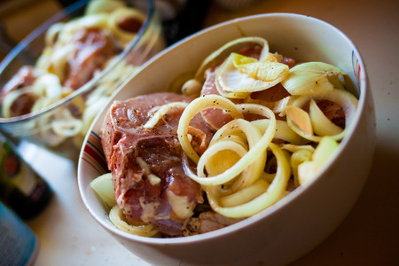 Marinated meat with onion rings bowlの写真素材