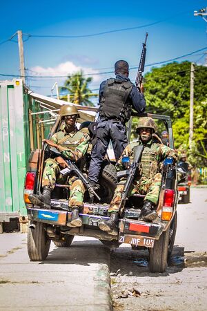 Kingston, Jamaica - 11/27/2013: Soldiers in the city on duty in the carのeditorial素材