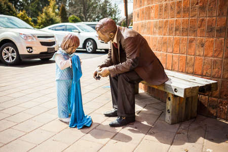 Hamilton, NJ / USA: 3/28/2015 - Father and daughter sculpture at Grounds for sculptures art center parkのeditorial素材