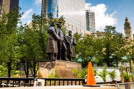 Chicago Heald Square Monument with Trump tower in background at summerのeditorial素材