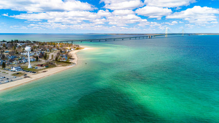 A stunning photo of the Mackinac Bridge, connecting Michigans Lower and Upper Peninsulas.の写真素材