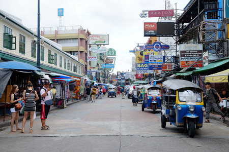 BANGKOK - AUGUST 2: Few tourists at Khoasan road in the morning on August 2, 2015 in Thailand.のeditorial素材