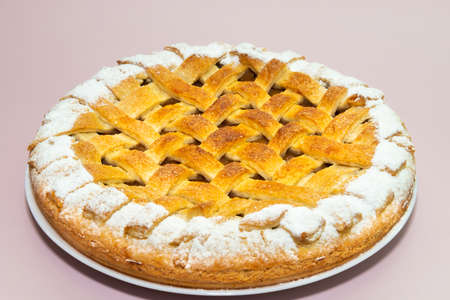 Tradition american apple pie with suger crust on violet pink backgroundの写真素材